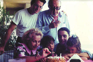 Είναι τραβηγμένη πριν το 1993 (πέθανε τον Φεβρουάριο εκείνου του έτους) στα γενέθλια της κόρης του σημερινού δημάρχου Αλέξη Καλοκαιρινού και εκτός από τον ίδιο και την σύζυγό του, Άση, διακρίνονται τα δύο παιδιά τους, η γιαγιά και εικονίζεται ίσως και σε μια από τις τελευταίες του φωτογραφίες ο Ανδρέας Καλοκαιρινός