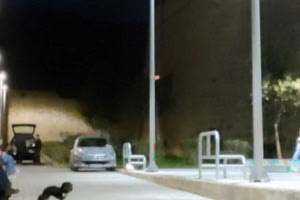 Πάνε στο παιδικό πάρκο της Εφόδου, παρκάρουν τα αυτοκίνητά τους εκεί που είναι τα παιδιά