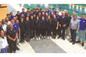 Οι αθλητές του καμπ με τον πρόεδρο της ΚΟΕ και τους προπονητές