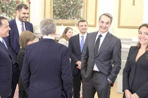 Το σχέδιο Μητσοτάκη για το γάμο των ομόφυλων ζευγαριών πάει στις καλένδες