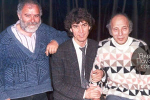 Ο εκλιπών ανάμεσα στους Άκη Πάνου και Μανόλη Ρασούλη