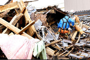 Μάχη με το χρόνο για τον εντοπισμό επιζώντων του σεισμού