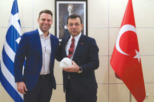 Την ίδια ώρα συνάντηση με τον δήμαρχο Κωνσταντινούπολης, Εκρέμ Ιμάμογλου, είχε χθες ο πρόεδρος του ΣΥΡΙΖΑ-Προοδευτική Συμμαχία Στέφανος Κασσελάκης, ο οποίος βρέθηκε στο Φανάρι για τα Θεοφάνια.