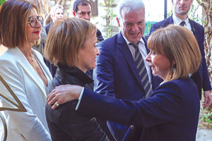 Μια οικογενειακή σχέση που κρατάει χρόνια και ήταν λογικό με την ευκαιρία της καθόδου της στην Κρήτη -στο Ρέθυμνο συγκεκριμένα-για τα Θεοφάνια- να συναντηθεί και τώρα με την Πρόεδρο της Δημοκρατίας Κατερίνα Σακελλαροπούλου,  ο Δήμαρχος Ηρακλείου Αλέξης Καλοκαιρινός.
