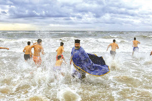 O ιερέας, τα κύματα και ο Σταυρός