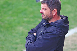 ΧΑΡΟΥΜΕΝΟΣ ΜΕΤΑ ΤΟ ΠΑΙΧΝΙΔΙ Ο ΝΙΚΟΣ ΣΟΥΡΓΙΑΣ ΓΙΑ ΤΗΝ ΕΙΚΟΝΑ ΤΗΣ ΟΜΑΔΑΣ ΤΟΥ