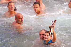 Ο μικρός Ευτύχης έπιασε τον Σταυρό στο ενετικό λιμάνι