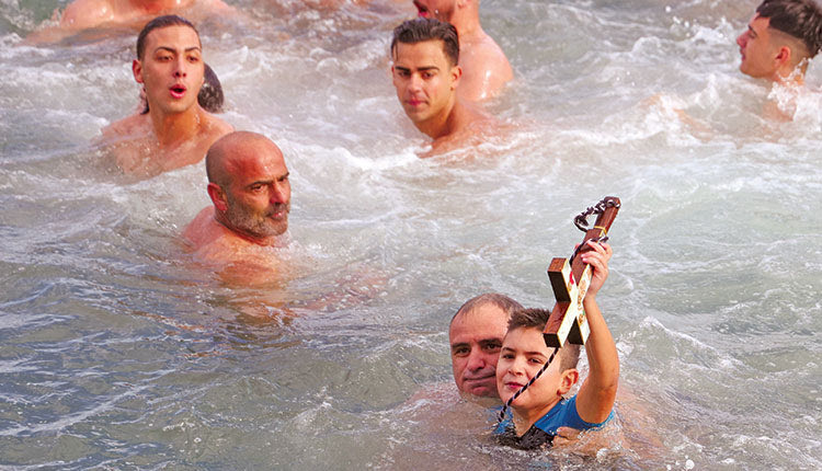 Ο μικρός Ευτύχης έπιασε τον Σταυρό στο ενετικό λιμάνι