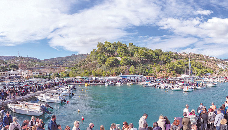 Πλήθος κόσμου στους αγιασμούς