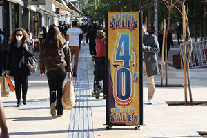 Κι επίσημα από σήμερα οι χειμερινές εκπτώσεις