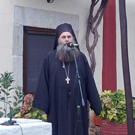 Από την παρουσίαση του βιβλίου στον αύλειο χώρο της Μονής Αγίου Ιωάννου Καλλέργη, την Κυριακή 10 Δεκεμβρίου 2023. Ο Ηγούμενος της Μονής, πανοσιολογιότατος Σίμωνας