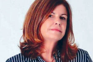 Με μία λιτή ανακοίνωση, στην οποία συμπεριέλαβε και "καρφιά" προς τον Κώστα Μπακογιάννη, η Αλεξία Έβερτ παραιτήθηκε από το δημοτικό συμβούλιο Αθηναίων.