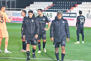 Σκυθρωποί αποχώρησαν από τον αγωνιστικό χώρο οι ποδοσφαιριστές του ΟΦΗ μένοντας για 10ο σερί ματς χωρίς νίκη