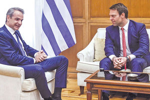 Σε μπράντεφερ μεταξύ Μητσοτάκη - Κασσελάκη εξελίσσεται το θέμα του γάμου των ομόφυλων ζευγαριών