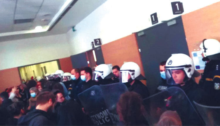 Ένταση και μέσα στα δικαστήρια από τους αλληλέγγυους