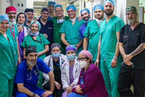 Στην επέμβαση του 50χρονου και της 23χρονης συμμετείχαν 8 εξειδικευμένοι χειρουργοί και 5 εξειδικευμένοι αναισθησιολόγοι