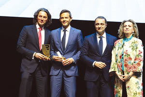 ΣΕΝΕΤΑΚΗΣ ΕΔΩΣΕ ΒΡΑΒΕΙΟ