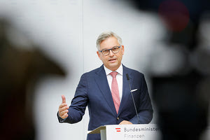 Οι αρχές της Αυστρίας αφαίρεσαν για έναν μήνα το δίπλωμα οδήγησης από τον υπουργό Οικονομικών της χώρας Μάγκνους Μπρούνερ, αφότου τον έπιασαν να τρέχει οδηγώντας