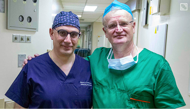 Το χειρουργείο είχε διάρκεια 10 ωρών και ο δρ Σωτηρόπουλος είπε ότι είναι το πιο δύσκολο που έχει πραγματοποιήσει