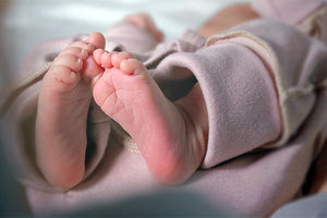 Ο παππούς και η γιαγιά πήγαν στο νοσοκομείο το νεκρό βρέφος