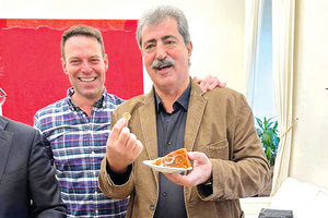 Μπορεί να έμειναν λίγοι, αλλά αποφάσισαν να τηρήσουν το έθιμο! Την πρωτοχρονιάτικη πίτα έκοψε η ΚΟ του ΣΥΡΙΖΑ.