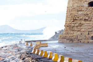 Άλλες χρονιές μια τέτοια εικόνα με τον Κούλε να «δέρνεται» από τα κύματα θα θεωρούνταν… κλασική από τον Δεκέμβριο.