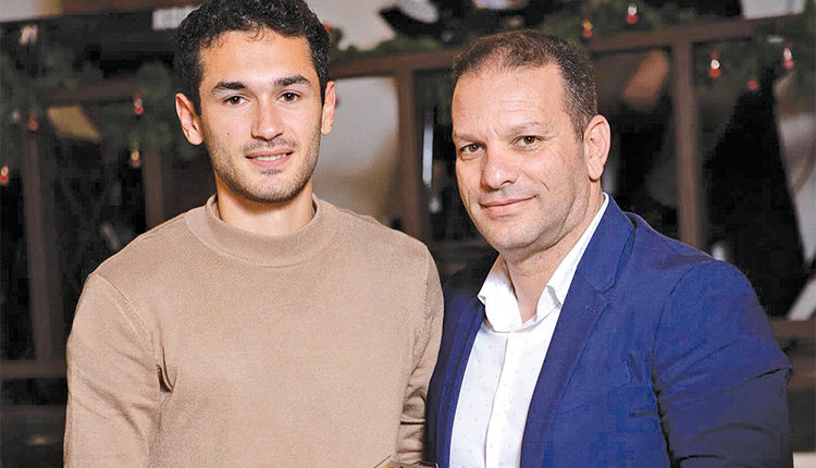 Ο αντι-δήμαρχος 
Αθλητισμού 
κ. Τσαπάκης 
βράβευσε 
τον Καλογεράκη