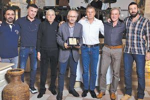 Ο κ. Αντωνακάκης με τους προπονητές του ΟΦΗ βράβευσαν τον κ. Καλούδη για την προσφορά του. Από αριστερά οι κ.κ. Βαλέργας, Οικονομάκης, Αντωνακάκης, Καλούδης, Ρεθυμνιωτάκης, Κόκκινος και Ματαλιωτάκης