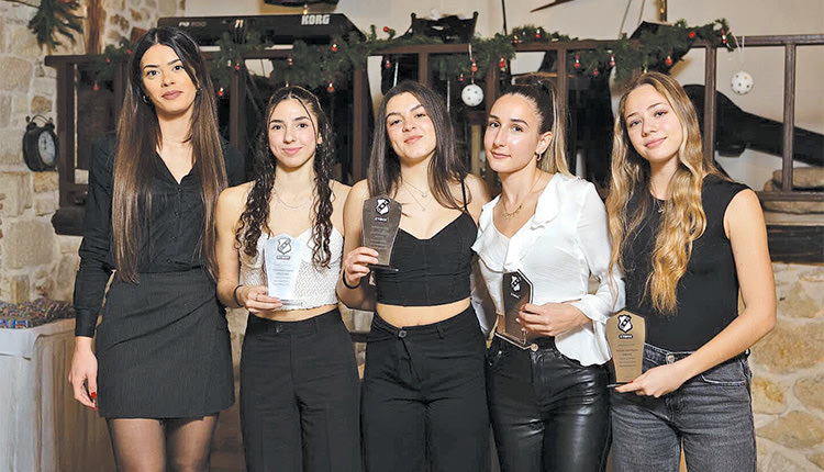 Η παλιά πρωταθλήτρια του ΟΦΗ Χανιωτάκη (αριστερά) βράβευσε τις Παπαχατζάκη, Αποστολάκη, Αστρινάκη και Παπαγιαννάκη