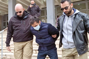 Γυναικοκτονία: Αρνείται τα πάντα ο σύντροφος της 41χρονης και τα ρίχνει στον φίλο του