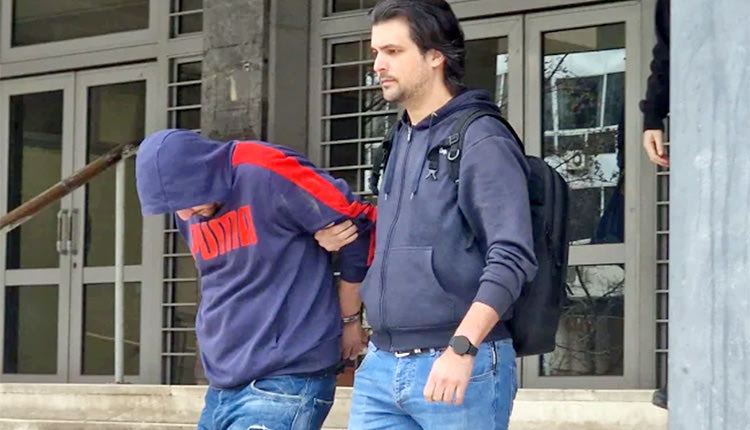 Γυναικοκτονία: Αρνείται τα πάντα ο σύντροφος της 41χρονης και τα ρίχνει στον φίλο του