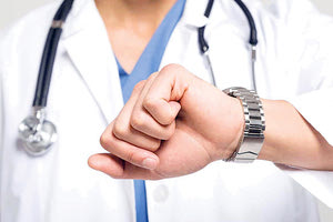 Είδος υπό εξαφάνιση τα ραντεβού με νοσοκομειακούς γιατρούς