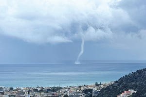 Ο υδροστρόβιλος έφτασε μέχρι τα σύννεφα!