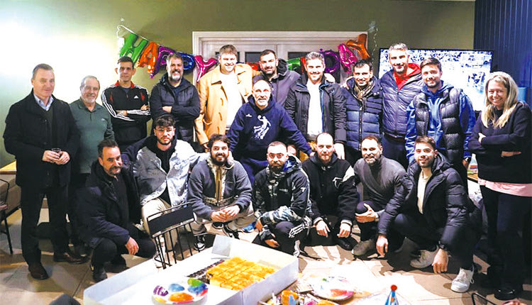 Συνάντηση-έκπληξη στα γενέθλια του Μακράκη