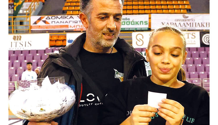 Την κλήρωση για το scooter Elektra 50 πραγματοποίησε η Αναγέννηση στο ημίχρονο του αγώνα με το Παγκράτι. 