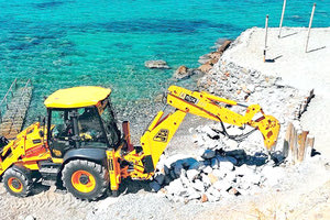 ΣΕ ΑΙΓΙΑΛΟΥΣ ΚΑΙ ΠΑΡΑΛΙΕΣ Μπουλντόζες στην Ελούντα για τα πρωτόκολλα κατεδάφισης