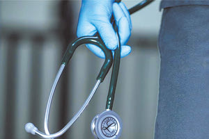 Καταγγέλλει την εξαθλίωση στο ΕΣΥ