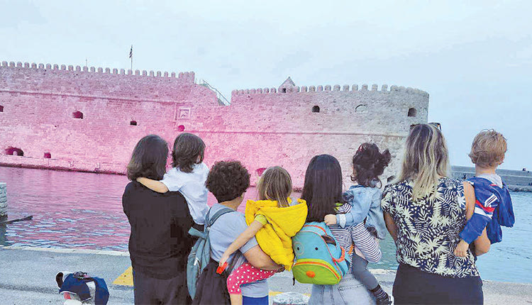 “Οι διακρίσεις ξεκινούν πριν καν τα παιδιά μας γεννηθούν” αναφέρουν οι οικογένειες