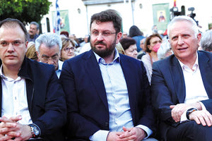 Επιμένουν οι τρεις του ΣΥΡΙΖΑ (Ζαχαριάδης, Ραγκούσης, Θεοχαρόπουλος) για αποχώρηση του κόμματος από την Ευρωπαϊκή Αριστερά (Left) και ένταξή του στην ομάδα των Ευρωσοσιαλιστών.