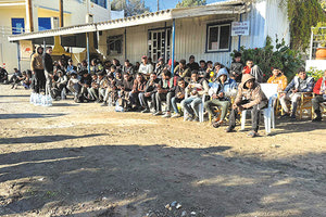 Στο αλιευτικό καταφύγιο των Καλών Λιμένων κατέπλευσε με όλη του την άνεση το πλοιάριο με τους 117 μετανάστες, που αφίχθησαν στην Κρήτη τα ξημερώματα του Σαββάτου