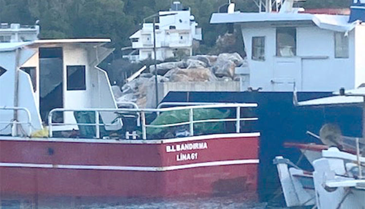 Στο αλιευτικό καταφύγιο των Καλών Λιμένων κατέπλευσε με όλη του την άνεση το πλοιάριο με τους 117 μετανάστες, που αφίχθησαν στην Κρήτη τα ξημερώματα του Σαββάτου