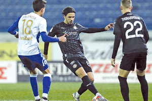 Μπάκιτς και Τοράρινσον σε φάση από το παιχνίδι με τον Ατρόμητο