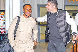 O Mπακού χθες στο αεροδρόμιο με τον εκπρόσωπό του Μιχάλη Σηφάκη