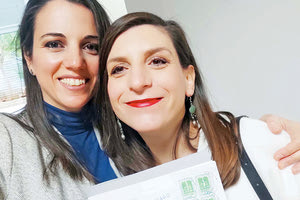 Η Χαρά Πλατάκη και η Κατερίνα Τέλιου την ημέρα που υπέγραψαν το σύμφωνο συμβίωσης