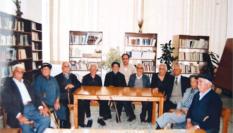 Σακορράφειος Δημοτική Βιβλιοθήκη Καστελλίου, Μάιος 2002. Δέκα όμηροι του στρατοπέδου εργασίας  Lamsdorf με τον Γιώργο Καλογεράκη, συναντούνται μετά από 57 χρόνια.Από αριστερά: Τρύφωνας Τρευλάκης (Μαθιά – Διαβαϊδέ), Νικόλαος Βελεγράκης (Ροτάσι), Μανόλης Πιταροκοίλης (Πάνω Καρουζανώ), Μανόλης Δηλαβεράκης (Κασταμονίτσα), Χαράλαμπος Βελεγράκης (Ροτάσι), Αριστόδημος Ψαράκης (Αμαριανό), Αντώνης Κορναράκης (Αμαριανό), Γεώργιος Μουντράκης (Κουτουλουφάρι), Νίκος Παπουτσάκης (Αρμάχα), Μανόλης Ζηδιανάκης (Γεράκι)
