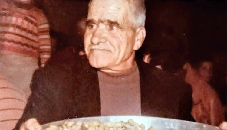 Ο Στυλιανός Παπαδομανωλάκης «κεραστής» σε γάμο στο χωριό Μουχτάρω το έτος 1980. 
(Φωτογραφία αρχείου Μηνά Ανδρεαδάκη)
