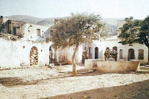 ΦΩΤΟΗΜΕΡΑΣ: 1927. ΣΤΗΝ ΠΛΑΤΕΙΑ των Μαλίων. Φωτογραφία Georges Chevalier.
