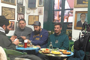 Ήταν δυνατόν ο Άκης Πετρετζίκης να επισκεφτεί τον Μυλοπόταμο και να μην πάει στα Ανώγεια; Ποτέ! Εξάλλου τι Akis’ Food Tour θα ήταν αυτό χωρίς πέρασμα  από το καφενείο του «Μίχαλου» (Σκουλά) στο Περαχώρι