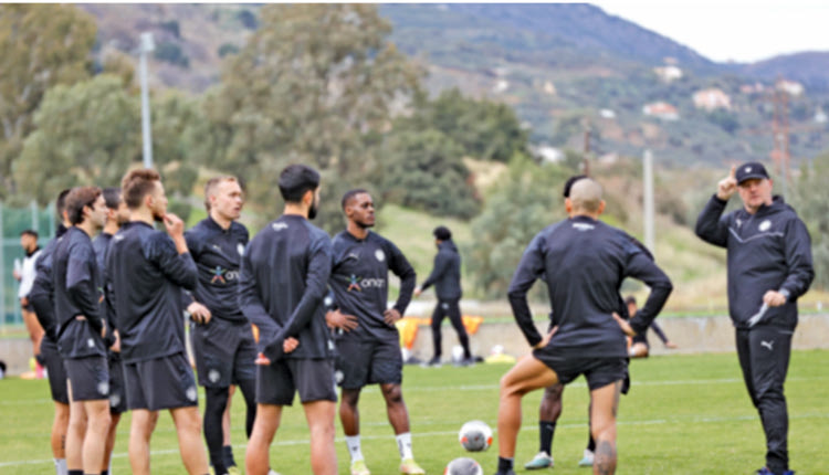   Ο Μελ δίνει οδηγίες στους ποδοσφαιριστές του