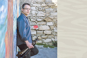 ΞΕΝΟΣ ΜΕΓΑΛΟΣ ΙΣΤΟΤΟΠΟΣ ΕΞΑIΡΕΙ ΤΟ ΕΡΓΟ ΤΟΥ ΚΡΗΤΙΚΟΥ ΚΑΛΛΙΤΕΧΝΗ ΣΤΕΛΙΟΥ ΠΕΤΡΑΚΗ Δεν είναι απλώς ένας μουσικός, αλλά ένας πολιτιστικός πρεσβευτής